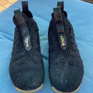Nike LeBron 15 Black ‘Metallic Gold’ Size 6Y.  [922811-006]